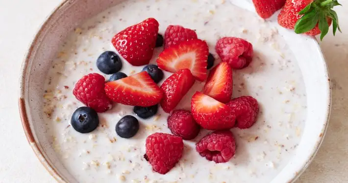 Berry cheesecake overnight oats